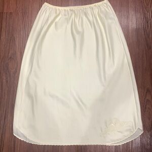 Vintage Bali ivory half slip medium floral appliqué